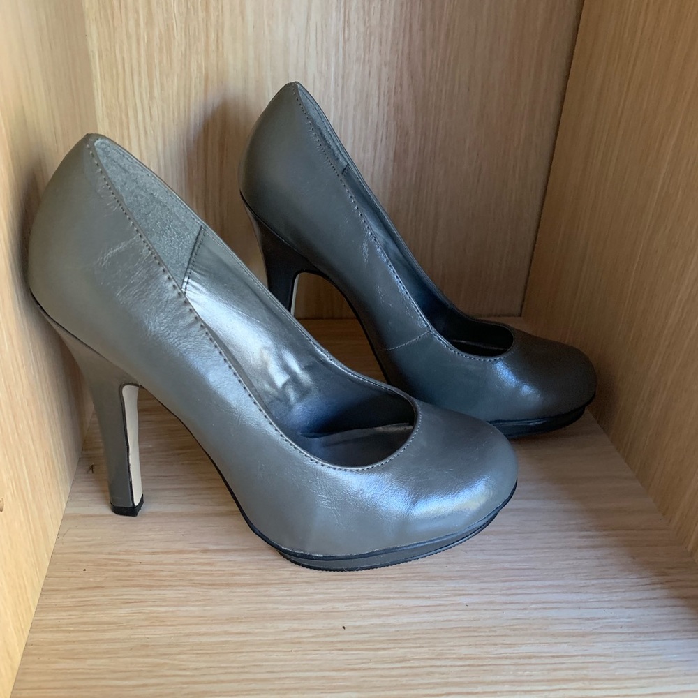 Grey pumps! Perfect height for long wear!